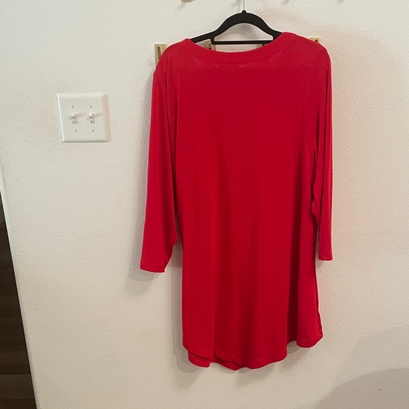 Avenue Red top 3/4 length sleeves - Picture 3 of 3